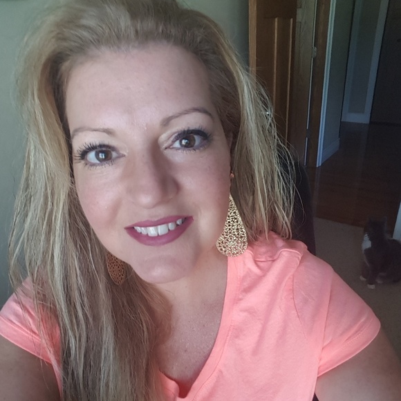 Profile Picture of Lisa Cloud (@lcloud9mo) on Poshmark