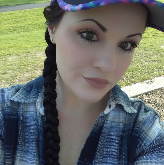 Profile Picture of Manddee Degross (@mand_dee) on Poshmark