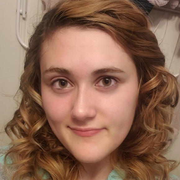 Profile Picture of Robyn Redcay (@robynredcay) on Poshmark