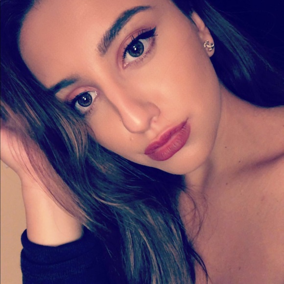 Profile Picture of Simona Koleska (@simonakoleska) on Poshmark