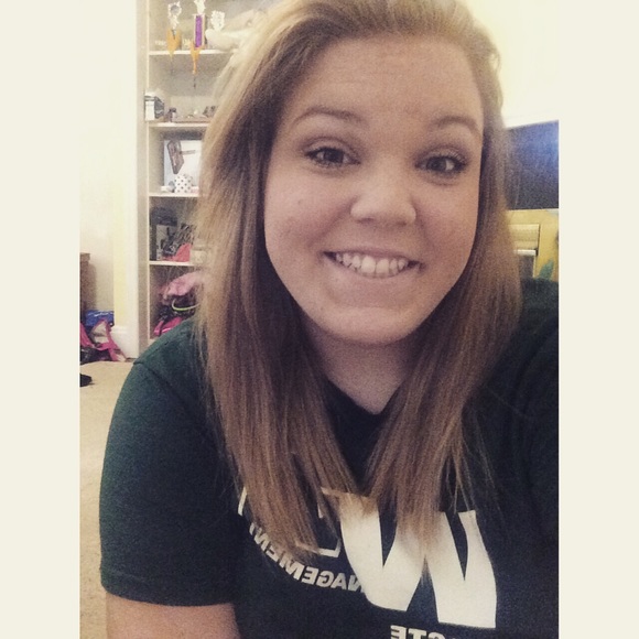 Profile Picture of Alyssa Stephens (@alyssabailea) on Poshmark