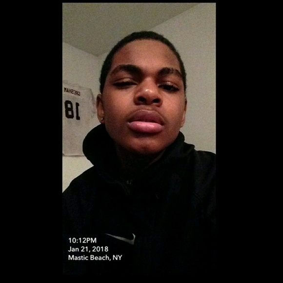 Profile Picture of Anthony Gresham (@antxann) on Poshmark