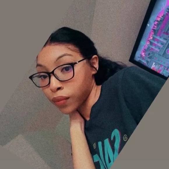 Profile Picture of Jade Fripp (@jadenoele) on Poshmark