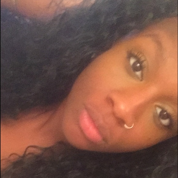 Profile Picture of Taylor Pullen (@taylormonae22) on Poshmark