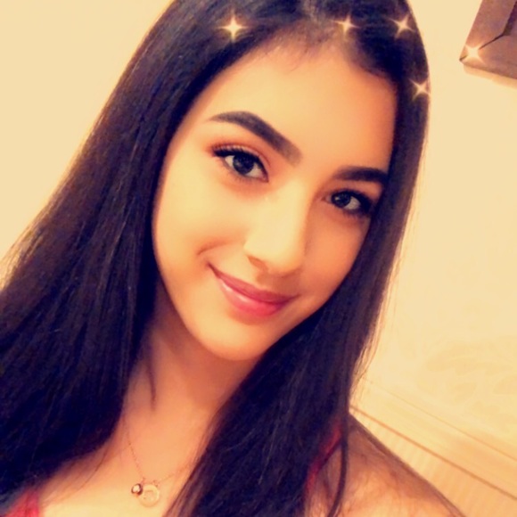 Profile Picture of Stephanie Schornack (@steph71296) on Poshmark