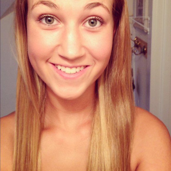 Profile Picture of Annie Topoleski (@annabelle_) on Poshmark