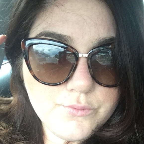 Profile Picture of Chantal Kfoury (@chantalyk) on Poshmark