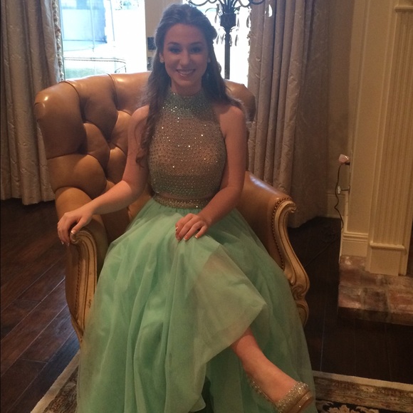 Profile Picture of Elizabeth Devargas (@elizabethkate1) on Poshmark