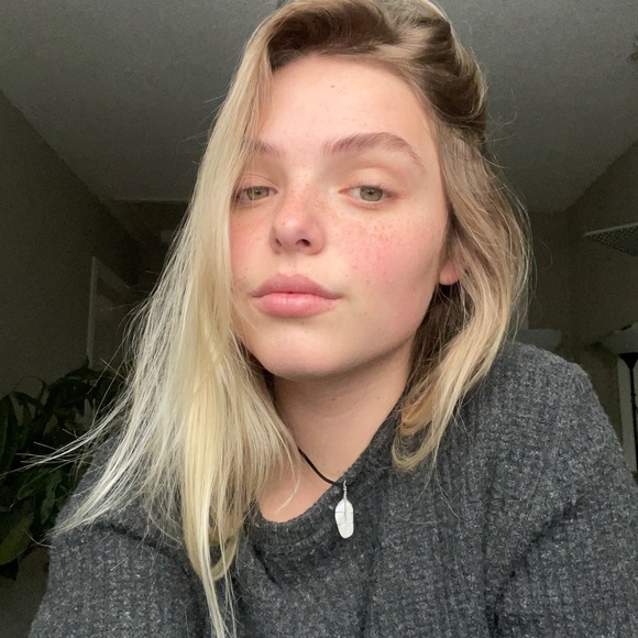 Profile Picture of Amber Weimer (@ambibambi554) on Poshmark