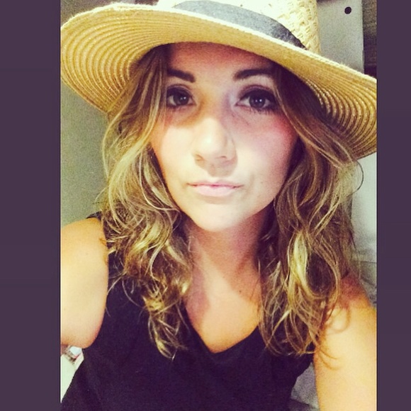 Profile Picture of Amy Gordon (@amywoww) on Poshmark