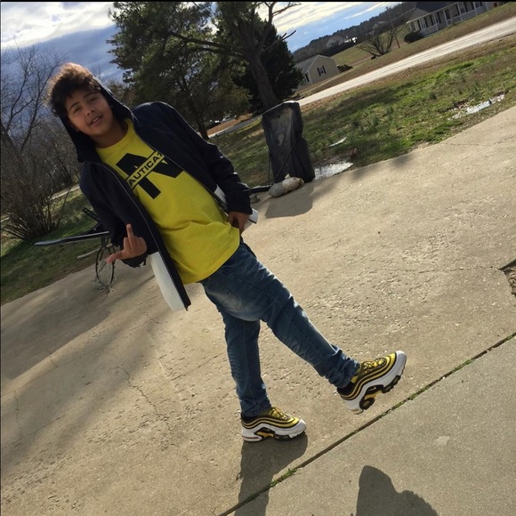 Profile Picture of Julian Martin (@curlyh3adj) on Poshmark
