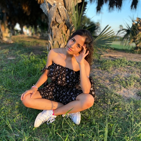 Profile Picture of Daniela Araujo (@danielaarauj392) on Poshmark