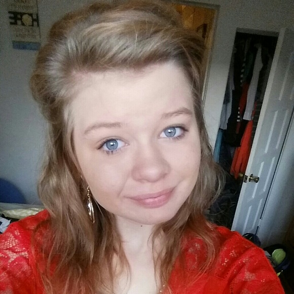 Profile Picture of Emily Buffington (@ebuff2017) on Poshmark