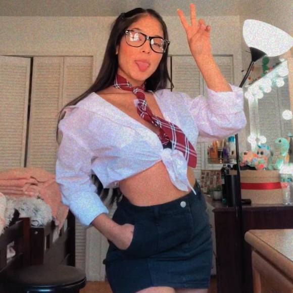 Profile Picture of Charol natalia Idrobo (@nataliaidrobo) on Poshmark