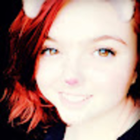 Profile Picture of Larissa Stuart (@larissastuart14) on Poshmark