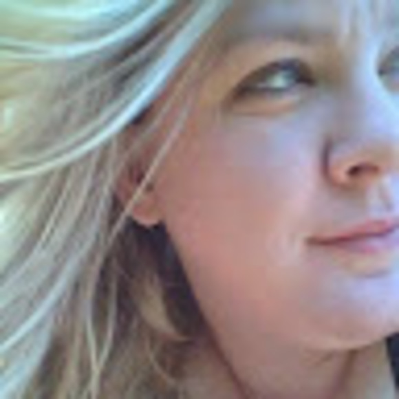 Profile Picture of Anna Iles (@anna_iles) on Poshmark