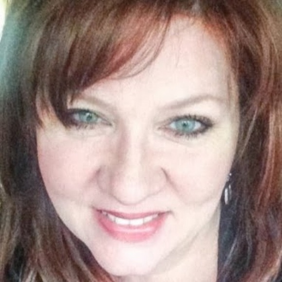 Profile Picture of Robin Sugarman (@robinlynn2019) on Poshmark