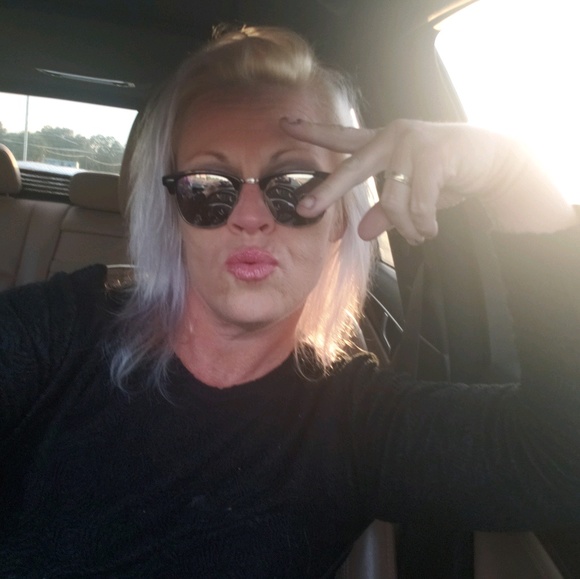 Profile Picture of Erica Connor (@econnor6089) on Poshmark