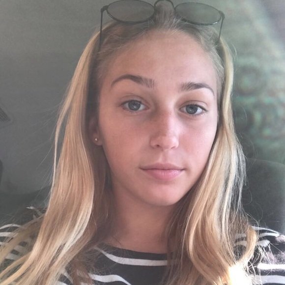 Profile Picture of Kaylee Yoho (@kayleeyoho) on Poshmark