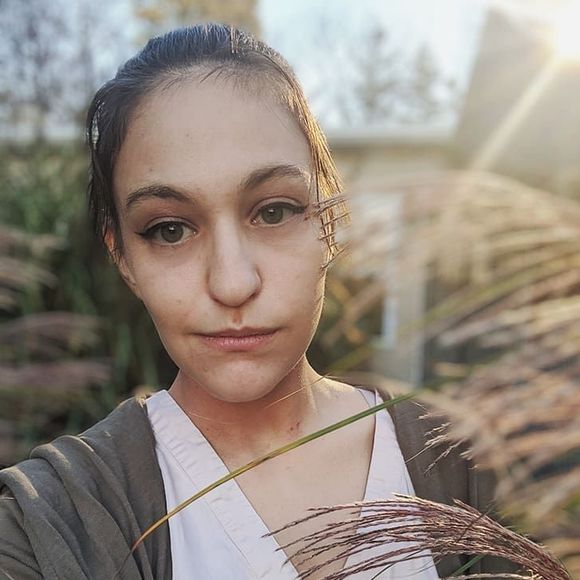 Profile Picture of Danielle Pastore (@daniellecicle) on Poshmark