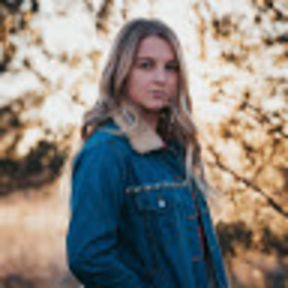 Profile Picture of Regan Bieber (@bieberregan) on Poshmark