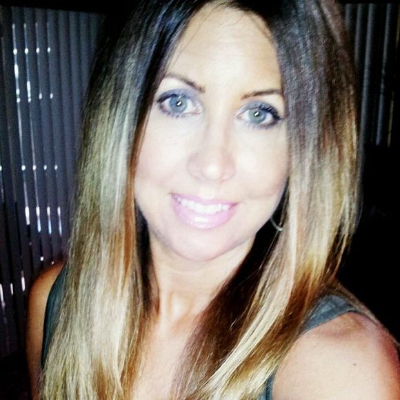 Profile Picture of Danelle Schultz (@danelle69) on Poshmark