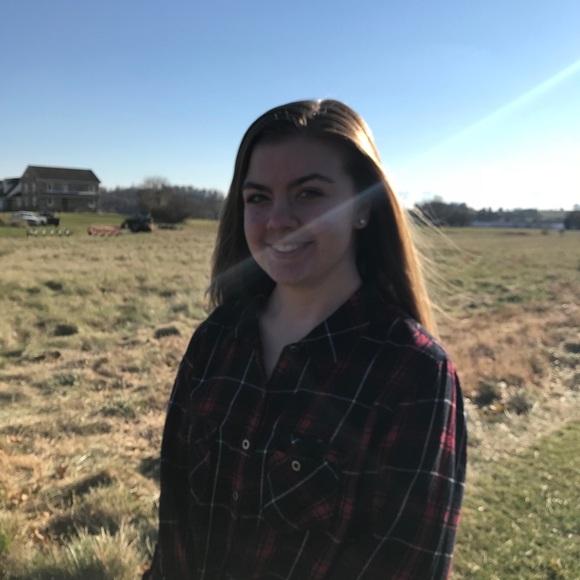 Profile Picture of Emma Heintz (@emma0918) on Poshmark