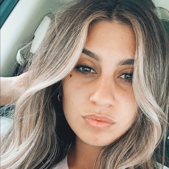 Profile Picture of Danielle Cutaia (@danielleoprysk) on Poshmark