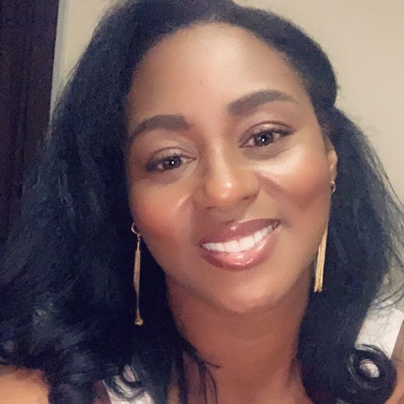 Profile Picture of Shannell Goldsby (@shannellg) on Poshmark