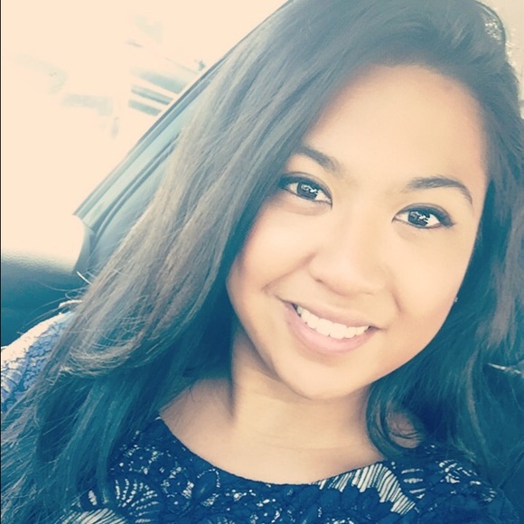 Profile Picture of Alexa Tolentino (@amtolentino) on Poshmark