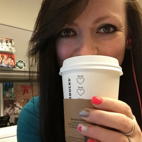 Profile Picture of Lindsey Halwachs (@halwachsl) on Poshmark