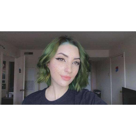 Profile Picture of Alex Wren (@ufocreep) on Poshmark