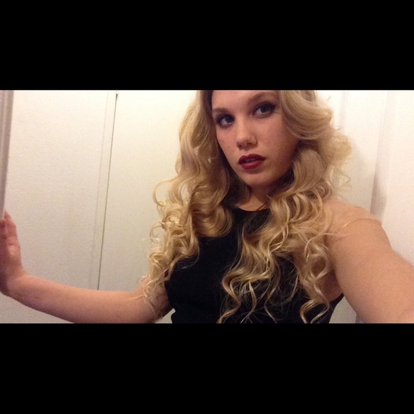 Profile Picture of Taylor Brockway (@taylorbeth1997) on Poshmark