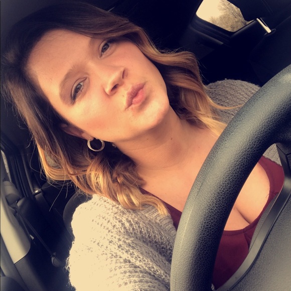 Profile Picture of Hannah Benjamin (@hbenjamin37) on Poshmark