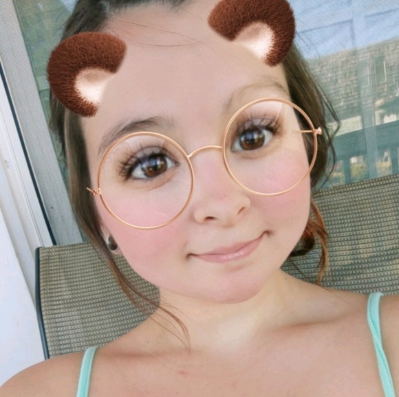 Profile Picture of Danielle Vanderpool (@danielleemv) on Poshmark