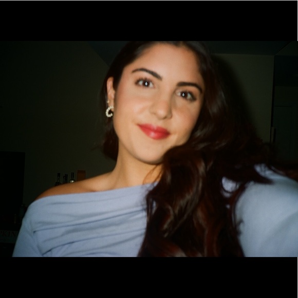 Profile Picture of Danielle Loguercio (@dxlogox29) on Poshmark