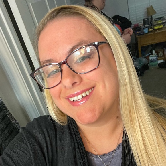 Profile Picture of Stefanie Jenkins (@stefaniejenk658) on Poshmark