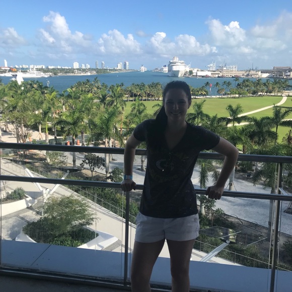 Profile Picture of Rachel Zimonick (@rachelzimonick) on Poshmark