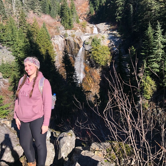 Profile Picture of Liz Dalgetty (@lizd524) on Poshmark