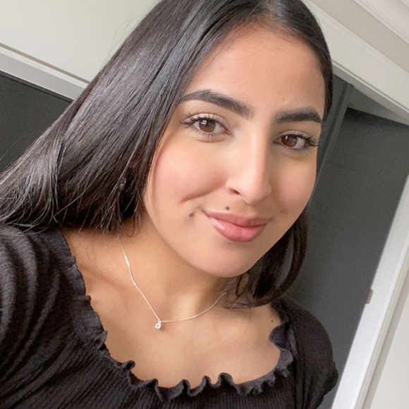 Profile Picture of Simrin Purewal (@simrin9) on Poshmark
