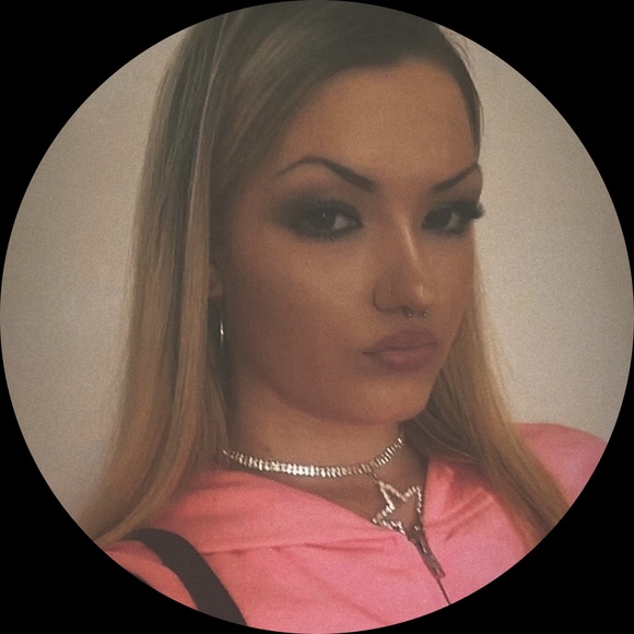 Profile Picture of Emma Lilburn (@lilburnemma) on Poshmark