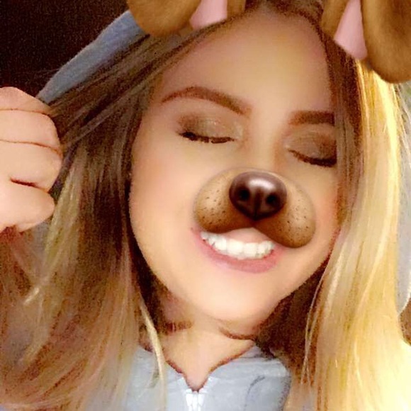 Profile Picture of Chloe Matthews (@chloematthews46) on Poshmark