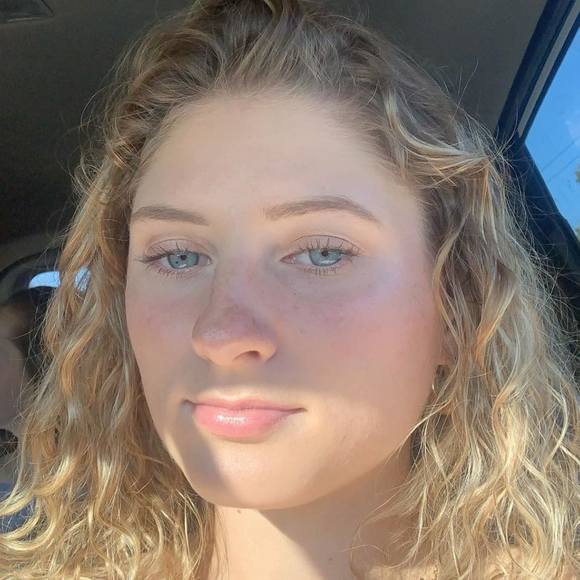 Profile Picture of Courtney Lanpher (@courtneylanpher) on Poshmark