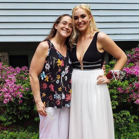 Profile Picture of Emily Andrews (@emskillet458) on Poshmark