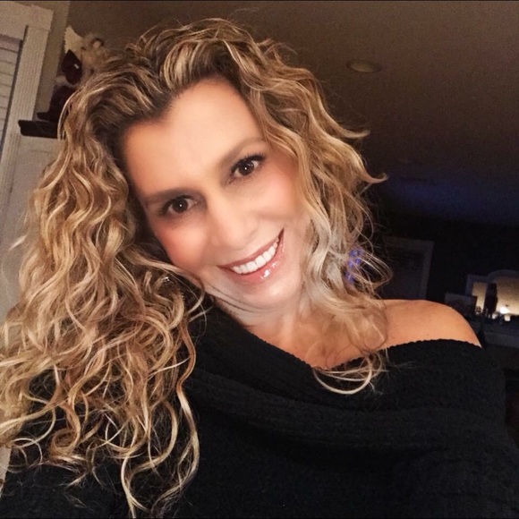 Profile Picture of Lisa Jensen (@lisajen3) on Poshmark