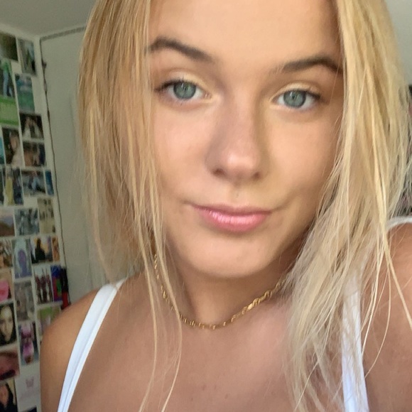 Profile Picture of Mia Favazza (@miafazzy) on Poshmark