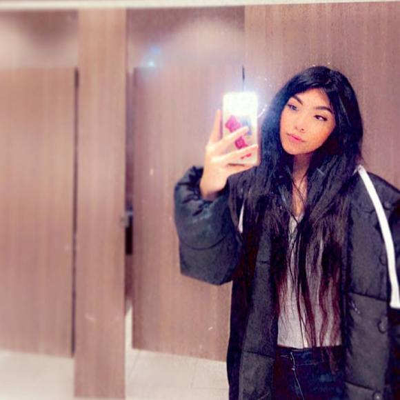 Profile Picture of Genesis Roque (@gen4200) on Poshmark