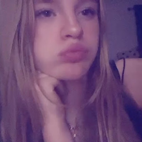 Profile Picture of Leah Harnett (@lov3rsr) on Poshmark