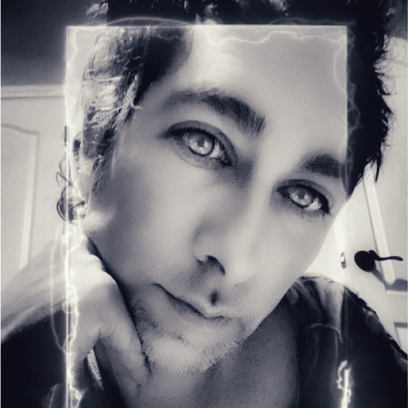 Profile Picture of Lewis Howell (@lestaticho) on Poshmark