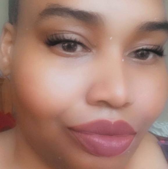 Profile Picture of Naomi Keyes (@naomikeys) on Poshmark